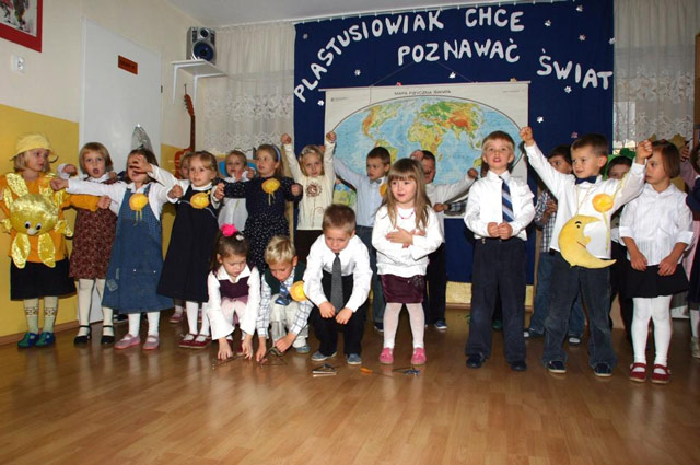 Październik - Pasowanie na Przedszkolaka dzieci najmłodszych i mianowanie na Plastusiowiaka dzieci najstarszych #0
